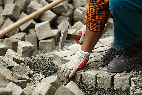 포토 JPG 해외이미지 직업 남자 도로 모래 장갑 패턴 포장 교실 벽돌 노동자 거리 관리 작업복 사람 사람없음 블록 회색 조약돌 바위 도시 업무 작업 보호 망치 무릎 장면 타운 조작 해외202004 해외포토 잡화 옷 교육 길 컬러 컨셉 무늬 학교 교통시설 신체부위 돌_바위 공구 파일형식 이미지허브