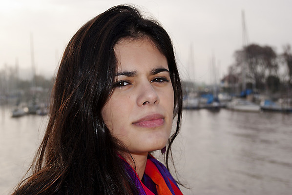 포토 JPG 해외이미지 전신 여자 갈색머리 한명 사람 물 강 항구 미국 아르헨티나 얇은 해외202004 해외포토 자연요소 1 헤어스타일 북아메리카 교통시설 남아메리카 파일형식 이미지허브