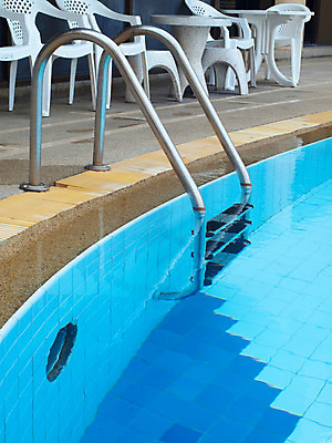 포토 JPG 해외이미지 라이프스타일 하늘색 백그라운드 사다리 호텔 휴가 휴식 아파트 사람없음 야외 물 여름 파란색 컬러풀 계단 수중 수영 젖음 발코니 신선 투명 액체 가장자리 고급 휴양지 다이빙 청록색 콘도 단계 강렬 해외202004 해외포토 자연요소 계절 컬러 컨셉 숙소 주택 생활 장소 도구 수상스포츠 둘레 수중스포츠 파일형식 이미지허브