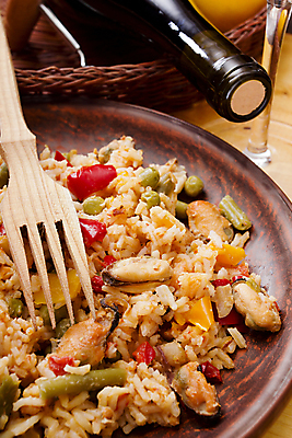 포토 JPG 해외이미지 접시 포크 새우 요리 사람없음 해산물 와인병 홍합 사프란 스페인요리 파에야 해외202004 해외포토 식기 음식 병_용기 어패류 서양음식 갑각류 와인 스페인 향신료 파일형식 이미지허브