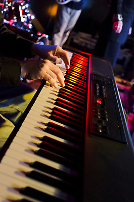 포토 JPG 해외이미지 백인 손 남자 음악 손가락 놀이 열쇠 관리 미술 사람 사람없음 검은색 소리 콘서트 연주자 음악가 장비 터치 기구 키보드 예술가 오디오 재즈 멜로디 뮤지컬 실행 플레이어 해외202004 해외포토 서양인 직업 컬러 문화예술 신체부위 전자제품 공연 파일형식 이미지허브