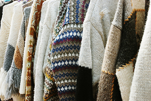 포토 JPG 해외이미지 손 디자인 옷 여자 분홍색 겨울 털 따뜻함 매달리기 사람없음 빨간색 컬러풀 유행 세일 추위 흰색 직물 뜨개질 스웨터 만족 소매 양모 핸드메이드 스타일 해외202004 해외포토 계절 감정 컬러 상의 모션 사람 취미 신체부위 파일형식 이미지허브