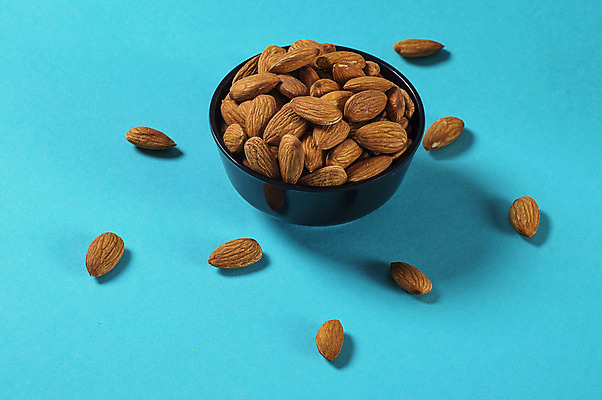 포토 JPG 해외이미지 그릇 백그라운드 다이어트 건조 사람없음 파란색 아몬드 해외202004 해외포토 식기 컬러 건강 견과류 파일형식 이미지허브