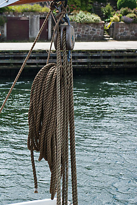 포토 JPG 해외이미지 전통 밧줄 스포츠 바다 백그라운드 요트 교통시설 바람 항해 사람없음 목재 장비 수확 공구 보트 고리 연결 갑판 묶기 방향 오브젝트 질감 함선 매듭 고정 내추럴 뱃놀이 옛날 정물화 해외202004 해외포토 자연요소 나무 줄 교통 농업 배_교통 재료 모션 날씨 전통놀이 도구 시설 그림 파일형식 이미지허브