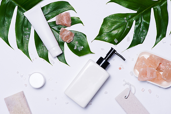 포토 JPG 해외이미지 실내 사람없음 하이앵글 꼬리표 스파 화장품 흰배경 소금 로션 공병 몬스테라 에스테틱 튜브용기 해외202004 핑크솔트 해외포토 식물 뷰포인트 백그라운드 내부 뷰티 라벨 흰색 용기_그릇 병_담는 파일형식 이미지허브