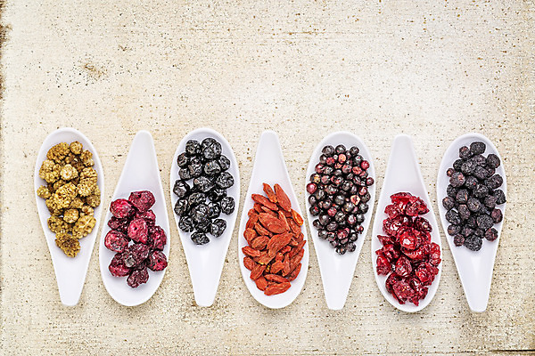 포토 JPG 해외이미지 스튜디오촬영 실내 사람없음 숟가락 체리 블루베리 베리 건과일 구기자 오디 크랜베리 베이지색배경 아로니아 슈퍼푸드 해외202004 해외포토 열매 백그라운드 과일 건조 수저 내부 건강식품 베이지색 파일형식 이미지허브