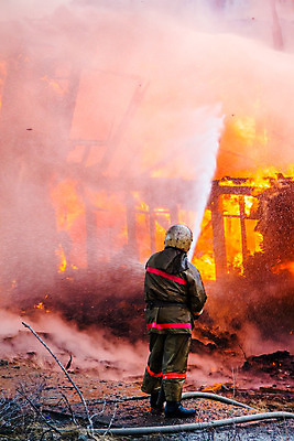 포토 JPG 해외이미지 주간 전신 한명 서기 성인 야외 뒷모습 소방관 소방 화재 화재진압 성인한명만 해외202004 해외포토 자연요소 1 뷰포인트 모션 사람 구조원 사건 진압 성인만 파일형식 이미지허브