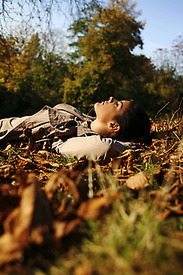 포토 JPG 해외이미지 나무 공원 여자 잎 자연 휴식 한명 사람 야외 기쁨 아내 잠 일시정지 해외202004 해외포토 식물 1 공공시설 감정 컨셉 생태계 파일형식 이미지허브