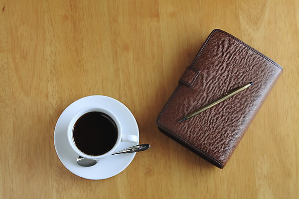 포토 JPG 해외이미지 커피 음료 비즈니스 휴식 사람없음 목재 컵 갈색 검은색 어둠 카페 굽기 책상 아로마 에스프레소 카페인 해외202004 해외포토 나무 식기 컬러 가구 컨셉 재료 상점 구이 파일형식 이미지허브