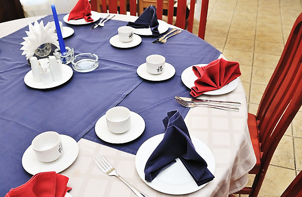 포토 JPG 해외이미지 식기 접시 포크 의자 탁자 호텔 결혼식 휴가 서브 실내 사람없음 장식 세트 파티 요식업 식당 식사 저녁식사 중국 카페 식탁보 직물 칼 우아함 만족 냅킨 서빙 카페테리아 설정 정중 해외202004 해외포토 감정 산업 아시아 가구 결혼 컨셉 숙소 이벤트 내부 상점 파일형식 이미지허브