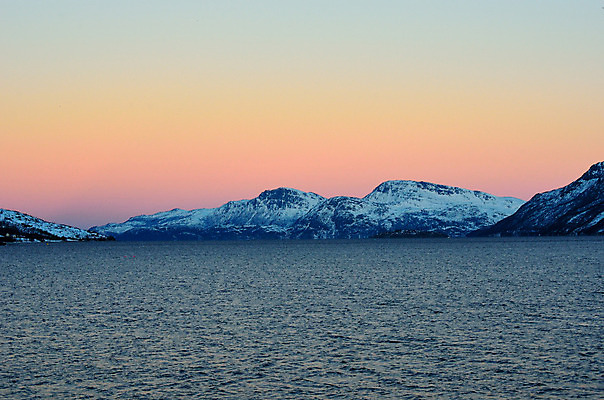 포토 JPG 해외이미지 바다 겨울 자연 산 파노라마 노르웨이 풍경 사람없음 야외 물 파란색 빛 컬러풀 태양 평화 환경 얼음 침묵 일몰 새벽 활발 추위 흰색 원형 시원함 북극 순수 언덕 그림 장면 북쪽 내추럴 산악지대 강렬 북극해 스칸디나비아 절정 눈내림 해외202004 해외포토 자연요소 도형 계절 유럽 컬러 컨셉 눈_날씨 촬영기법 노을 소리 극지방 방향 생태계 파일형식 이미지허브