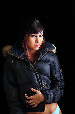 포토 JPG 해외이미지 옷 여자 행복 얼굴 겨울 검은배경 털 따뜻함 한명 성인 머리 유행 재킷 기쁨 추위 코트 표현 해외202004 해외포토 1 계절 감정 백그라운드 사람 신체부위 검은색 외투 파일형식 이미지허브