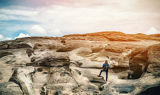 포토 JPG 해외이미지 구름 라이프스타일 응시 행복 여행 포즈 컨셉 신체 비즈니스 자연 하늘 성공 휴가 한명 서기 사람 풍경 야외 여행객 힘 침묵 활발 기쁨 자유 청바지 오픈 순수 흥분 상승 노력 천국 곤란 생존 해외202004 해외포토 자연요소 1 시선 감정 바지 모션 생활 소리 생태계 파일형식 이미지허브