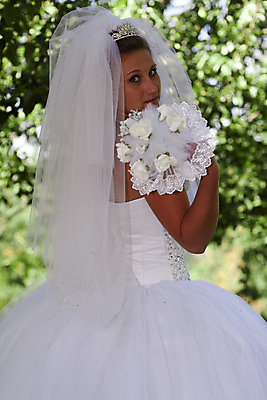 포토 JPG 해외이미지 드레스 공원 여자 꽃 꽃다발 결혼 결혼식 사랑 한명 물 청춘 가을 흰색 가운 배열 베일 해외202004 해외포토 자연요소 식물 1 옷 계절 공공시설 감정 컬러 컨셉 사람 이벤트 파일형식 이미지허브