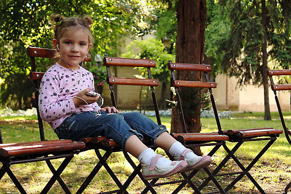 포토 JPG 해외이미지 백인 공원 여자 딸 행복 어린이 음악 한명 사람 앉기 야외 스마트폰 헤드폰 소리 기쁨 듣기 흰색 표현 달콤 긍정 리듬 플레이어 해외202004 해외포토 서양인 1 공공시설 감정 컬러 음향기기 컨셉 가족 모션 문화예술 핸드폰 스마트기기 맛 파일형식 이미지허브