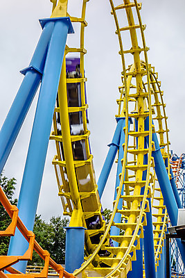 포토 JPG 해외이미지 주간 구름 행복 하늘색 곡선 하늘 휴식 사람없음 야외 노란색 놀이공원 주말 롤러코스터 해외202004 해외포토 자연요소 감정 선 컬러 컨셉 파란색 테마파크 놀이기구 파일형식 이미지허브