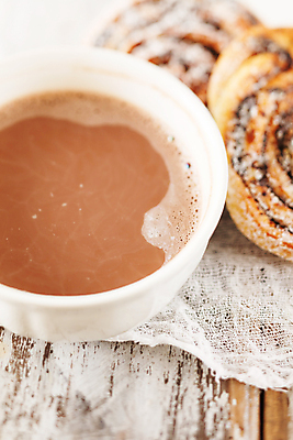 포토 JPG 해외이미지 음식 크리스마스 겨울 사람없음 컵 갈색 케이크 초콜릿 빵집 흰색 신선 뜨거움 달콤 설탕 굽기 상승 반죽 브런치 롤 건포도 번 시나몬 페스츄리 해외202004 해외포토 식기 계절 기념일 빵 컬러 컨셉 포도 디저트 상점 식사 맛 구이 건과일 파일형식 이미지허브