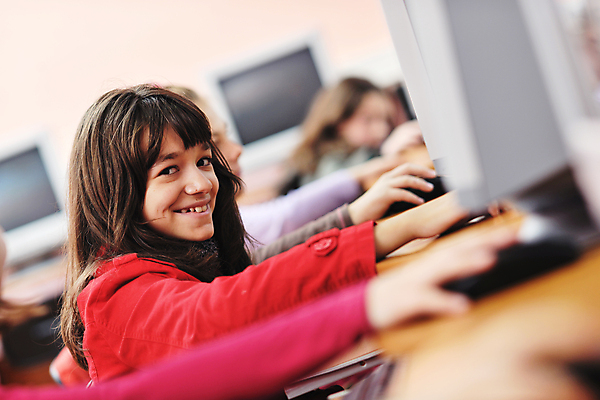 포토 JPG 해외이미지 여자 교육 남자 행복 어린이 의자 교실 학교 수업 함께함 한명 사람 앉기 소년 친구 스터디 컴퓨터 교사 가르침 그룹 책상 어린이만 해외202004 해외포토 직업 1 감정 가구 컨셉 관계 모션 전자제품 학습 파일형식 이미지허브