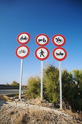 포토 JPG 해외이미지 유럽 도로 경고 사람없음 야외 빨간색 파란색 금속 자전거 카트 금지 오토바이 흰색 원형 고속도로 그룹 보행자 스페인 6 사인 신호 봉 트랙터 방법 조언 해외202004 해외포토 도형 나라 길 컬러 교통시설 재질 숫자 바이크 농기계 특수차량 파일형식 이미지허브