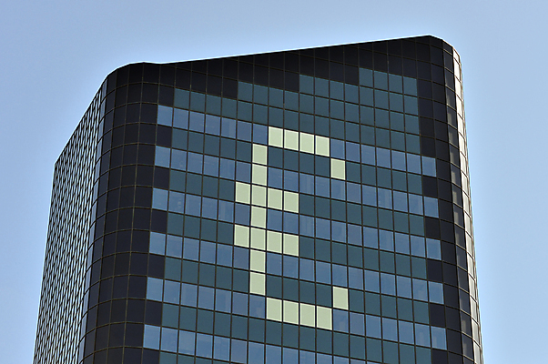 포토 JPG 해외이미지 컨셉 돈 비즈니스 유리 하늘 부동산 조명 사람없음 야외 건물 빛 사무실 힘 에너지 유로 재산 투자 낭비 대여 렌탈 비용 해외202004 해외포토 건축물 재질 금융 경제 파일형식 이미지허브