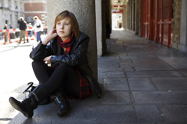 포토 JPG 해외이미지 신발 생각 가방 영국 거리 한명 성인 평화 정원 목도리 슬픔 기둥 보행로 통로 런던 빨간머리 배려 섬광 심각 우울증 해외202004 해외포토 1 헤어스타일 잡화 건축 감정 유럽 길 컨셉 사람 질병 파일형식 이미지허브