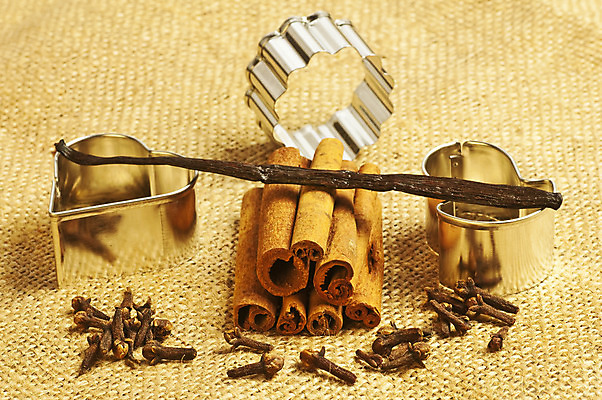 포토 JPG 해외이미지 크리스마스 사람없음 옆모습 쿠키 케이크 빵집 바 막대기 굽기 향신료 국자 서식 성분 시나몬 커터 해외202004 해외포토 기념일 뷰포인트 주방용품 디저트 상점 구이 향미료 파일형식 이미지허브