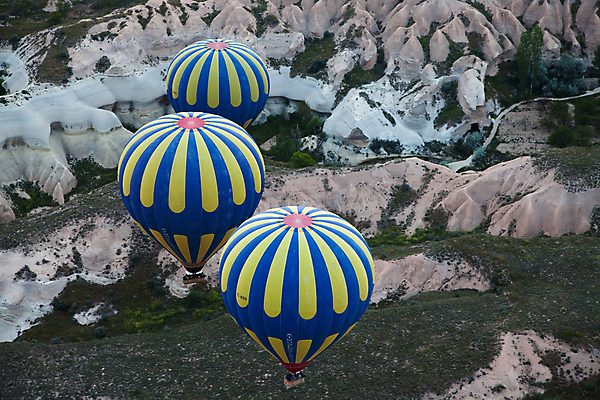포토 JPG 해외이미지 유럽 스포츠 여행 백그라운드 교통시설 자연 하늘 안테나 카파도키아 풍경 사람없음 여름 파란색 컬러풀 노란색 바구니 축제 줄무늬 활발 자유 열기구 뜨거움 쌍 스페인 승차 비행선 풍선 칠면조 똑같은 해외202004 해외포토 계절 나라 컬러 교통 컨셉 무늬 통신 항공교통 모션 조류 시설 생태계 파일형식 튀르키예 이미지허브