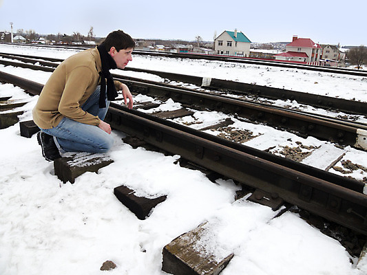 포토 JPG 해외이미지 모델 손 응시 남자 산업 백그라운드 신발 컨셉 2 겨울 교통시설 하늘 아이디어 부츠 파노라마 경고 한명 사람 앉기 풍경 야외 가로 파란색 검은색 목도리 추위 금지 흰색 청바지 트랙 건너기 방법 철강 혼자 힙스터 해외202004 해외포토 1 시선 잡화 계절 패션 컬러 교통 바지 모션 촬영기법 신체부위 시설 파일형식 이미지허브