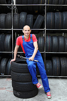 포토 JPG 해외이미지 행복 자동차 휴식 노동자 한명 미소 상점 운전 자신감 작업실 기술자 변화 수리 종업원 서비스 타이어 정비공 일시정지 유지 그만 단절 자동 차고 해외202004 해외포토 직업 1 감정 육상교통 컨셉 모션 표정 사람 파일형식 이미지허브