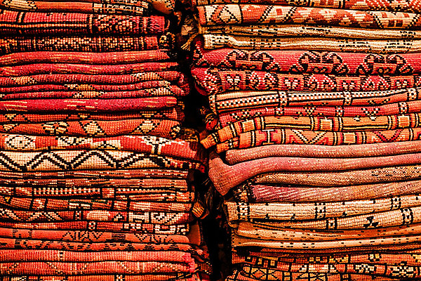 포토 JPG 해외이미지 전통 손 산업 문화 여행 패턴 아프리카 거리 프레임 인종 사람없음 장식 빨간색 빛 쇼핑 유행 상점 목도리 카펫 직물 면 변화 시장 원주민 고급 상품 이슬람교 전시회 질감 정사각형 기념품 동쪽 모로코 부족 메디나 아랍어 핸드메이드 스타일 해외202004 해외포토 도형 잡화 나라 종교 컬러 컨셉 무늬 사람 신체부위 전시 아프리카인 방향 오브젝트 파일형식 이미지허브