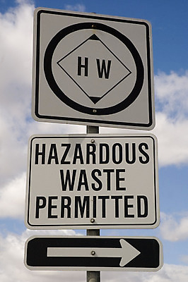 포토 JPG 해외이미지 구름 도로 하늘 화살 사람없음 파란색 위험 방향 버리기 사인 낭비 특별함 해외202004 해외포토 자연요소 길 컬러 컨셉 교통시설 모션 파일형식 이미지허브