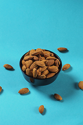 포토 JPG 해외이미지 그릇 백그라운드 다이어트 건조 사람없음 파란색 아몬드 해외202004 해외포토 식기 컬러 건강 견과류 파일형식 이미지허브