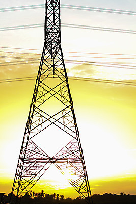 포토 JPG 해외이미지 산업 선 하늘 사람없음 탑 금속 힘 장비 발전기 에너지 역 전염 철사 봉 공학 분배 전압 철강 공급 해외202004 해외포토 건축물 교육 교통시설 재질 발전소 질병 감염 파일형식 이미지허브