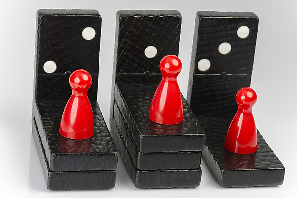 포토 JPG 해외이미지 함께함 사람없음 목재 검은색 펼침 골동품 바위 흰색 점 체스말 연결 결합 동료 싸움 직사각형 대회 동맹 구성 승자 옛날 용접 지휘대 해외202004 해외포토 도형 나무 컬러 컨셉 재료 관계 모션 돌_바위 말_게임 체스 파일형식 이미지허브