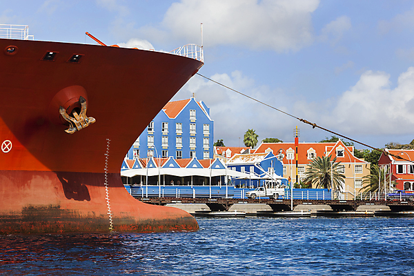 포토 JPG 해외이미지 구름 산업 바다 오렌지 교통시설 하늘 주택 항해 사람없음 건물 물 파란색 컬러풀 항구 보트 속도 활 함선 닻 스타일 해외202004 해외포토 자연요소 건축물 컬러 교통 배_교통 과일 시설 파일형식 이미지허브