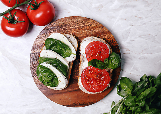 포토 JPG 해외이미지 전통 음식 빵 백그라운드 잎 토마토 재료 탁자 치즈 쟁반 샌드위치 건강 요리 사람없음 빨간색 초록색 주방 식당 이탈리아 카페 샐러드 흰색 신선 맛 상품 오브젝트 준비 질감 대리석 부드러움 바질 모짜렐라치즈 핸드메이드 해외202004 해외포토 식물 유럽 컬러 가구 컨셉 채소 유제품 상점 감각 파일형식 이미지허브