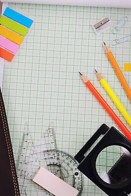 포토 JPG 해외이미지 직업 학생 라이프스타일 종이 과학 장신구 학교 탁자 돋보기 아이디어 자 사람없음 목재 책 세트 컬러풀 사무실 알약 연필 펜 쪽지 교사 공책 공백 계산기 업무 수학 정상 편지지 책상 준비 지우개 정사각형 클립 각도 지역 비서 바인더 나누기 인기 캘리퍼스 공급 강조 해외202004 해외포토 도형 나무 교육 컬러 가구 컨셉 비즈니스 재료 교과목 문구용품 학용품 생활 필기구 약 사무용품 장비 공구 작업 편지 파일형식 이미지허브