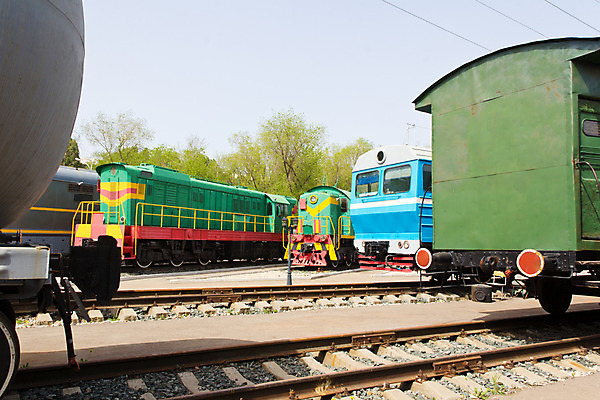 포토 JPG 해외이미지 유럽 도로 자동차 외벽 사람없음 기차 역 철 승합차 엔진 단상 디젤 러시아인 석탄 해외202004 해외포토 서양인 나라 길 육상교통 벽 교통시설 승용차 대중교통 파일형식 이미지허브