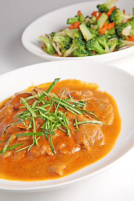 포토 JPG 해외이미지 전통 접시 백그라운드 다이어트 고추 건강 육류 요리 사람없음 빨간색 초록색 식사 저녁식사 치킨 흰색 신선 뜨거움 사발 황금 클래식 고수 맛 강의 인도인 허브 메인 매움 후추 카레 점심식사 고립 해외202004 해외포토 외국인 식물 식기 음식 컬러 컨셉 채소 식재료 동양인 사기그릇 향신료 닭고기요리 파일형식 이미지허브