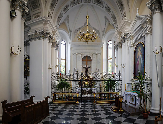 포토 JPG 해외이미지 전통 외관 종교 여행 백그라운드 십자가 건축양식 풍경 사람없음 야외 내부 건물 장식 여름 성당 교회 기둥 도시 중세 역사 성자 정사각형 대리석 신성 순례 우크라이나 해외202004 해외포토 도형 건축물 계절 건축 유럽 재료 종교건축 파일형식 이미지허브