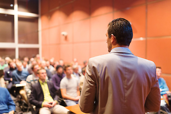 포토 JPG 해외이미지 직업 교육 남자 비즈니스 회의 협력 실내 설명 한명 사람 앉기 손짓 이벤트 노트북 스터디 컴퓨터 스크린 강사 교육자 교사 정보 비즈니스맨 발표 가르침 그룹 강의 강당 경영자 대학교 일반 세미나 포럼 해외202004 해외포토 1 학교 모션 내부 전자제품 학습 직장인 토론 리더 파일형식 이미지허브