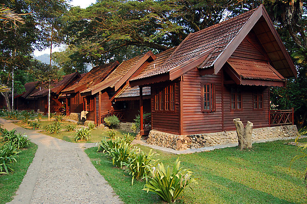 포토 JPG 해외이미지 나무 디자인 외관 공원 건축양식 가족 부동산 새로움 주택 잔디 사람없음 야외 건물 목재 초록색 갈색 정원 재산 클래식 고급 숲 열대우림 빌라 맨션 휴양지 내추럴 선로 진짜 해외202004 해외포토 식물 건축물 공공시설 건축 컬러 컨셉 재료 관계 금융 장소 파일형식 이미지허브