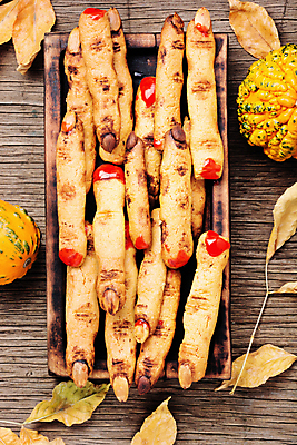 포토 JPG 해외이미지 낙엽 손가락 디저트 사람없음 장식 쿠키 할로윈 가을 축하 달콤 핸드메이드 호러 해외202004 해외포토 손 계절 음식 컨셉 잎 맛 공포 파일형식 이미지허브