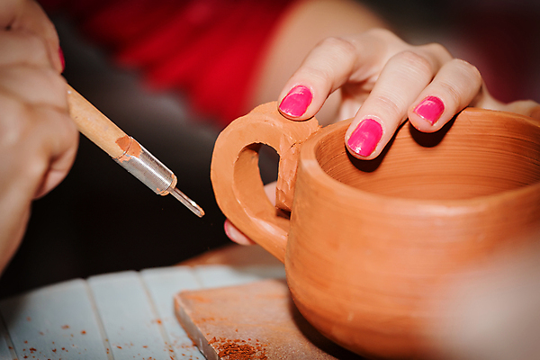 포토 JPG 해외이미지 모양 전통 손 디자인 조각 손가락 기술 창조 미술 사람없음 갈색 젖음 터치 엄지손가락 업무 작업 바퀴 도자기 감각 원주민 매끈함 디자이너 유연 만들기 예술가 점토 진흙 토기 장인 조형 수공예 조절 곰팡이 도예가 인내 해외202004 해외포토 직업 컬러 모션 문화예술 신체부위 용기_그릇 아프리카인 공예 파일형식 이미지허브