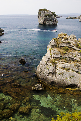 포토 JPG 해외이미지 바다 섬 여행 자연 하늘 휴가 휴식 풍경 사람없음 야외 초록색 물 여름 파란색 관광지 햇빛 뜨거움 투명 그리스 언덕 암초 이국적 해외202004 해외포토 자연요소 계절 유럽 컬러 컨셉 태양 생태계 파일형식 이미지허브