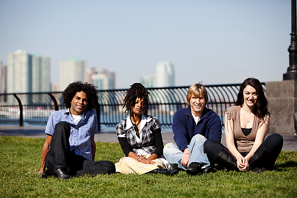 포토 JPG 해외이미지 백인 학생 공원 여자 남자 행복 장난 휴식 새로움 함께함 미소 웃음 사람 앉기 소년 여러명 성인 야외 도시풍경 검은색 우정 흰색 도시 그룹 대학교 다문화 저지 통일 해외202004 해외포토 서양인 공공시설 감정 어린이 컬러 다수 컨셉 학교 모션 표정 풍경 친구 사회이슈 파일형식 이미지허브