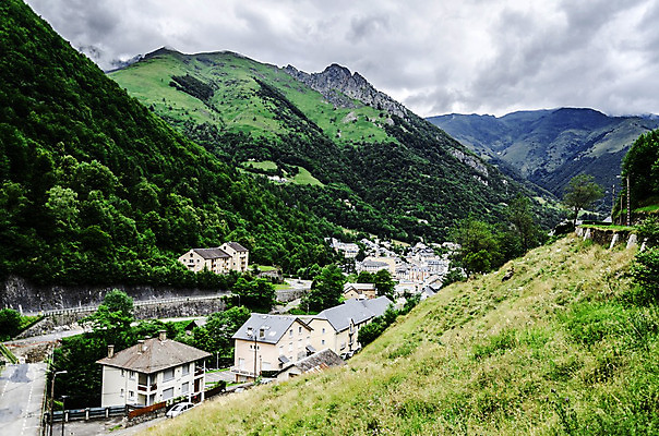 포토 JPG 해외이미지 나무 구름 응시 유럽 도로 길 여행 겨울 자연 하늘 산 그림자 풍경 사람없음 야외 초록색 파란색 빛 도시풍경 컬러풀 환경 계곡 흰색 스페인 숲 땅 언덕 내추럴 넘어짐 방법 해외202004 해외포토 자연요소 식물 시선 계절 나라 컬러 교통시설 모션 도시 생태계 파일형식 이미지허브