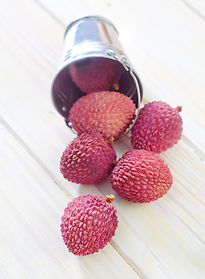 포토 JPG 해외이미지 실내 사람없음 양동이 열대과일 흰배경 쏟아짐 리치 해외202004 해외포토 백그라운드 과일 모션 내부 흰색 파일형식 이미지허브