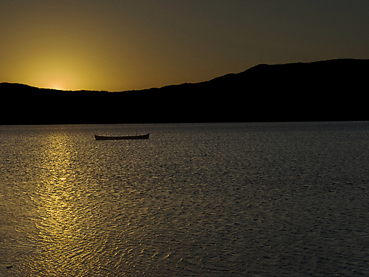 포토 JPG 해외이미지 실루엣 호수 여행 오렌지 자연 하늘 휴가 휴식 항해 파노라마 풍경 사람없음 가로 빨간색 물 빛 강 햇빛 태양 반사 노란색 평화 일출 검은색 황혼 일몰 보트 분위기 고독 저녁 상승 석호 광 파라다이스 수평선 해외202004 해외포토 자연요소 감정 컬러 컨셉 배_교통 과일 촬영기법 노을 야간 생태계 파일형식 이미지허브
