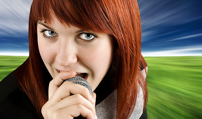 포토 JPG 해외이미지 백인 응시 행복 음악 노래 한명 미소 10대 가로 청춘 흰색 마이크 빨간머리 노래방 피어싱 해외202004 해외포토 서양인 1 헤어스타일 시선 감정 컬러 음향기기 컨셉 장신구 청소년 문화예술 표정 사람 파일형식 이미지허브